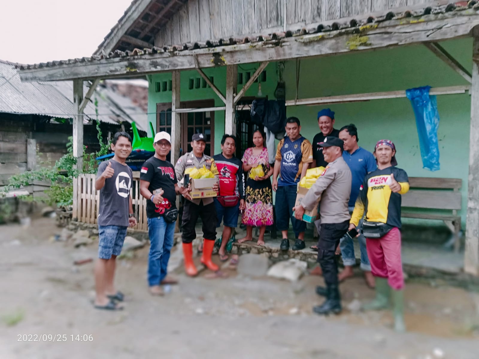 Bersama Komunitas Trail Kaur, Bhabinkamtibmas Bagi Bantuan Warga Terdampak Banjir