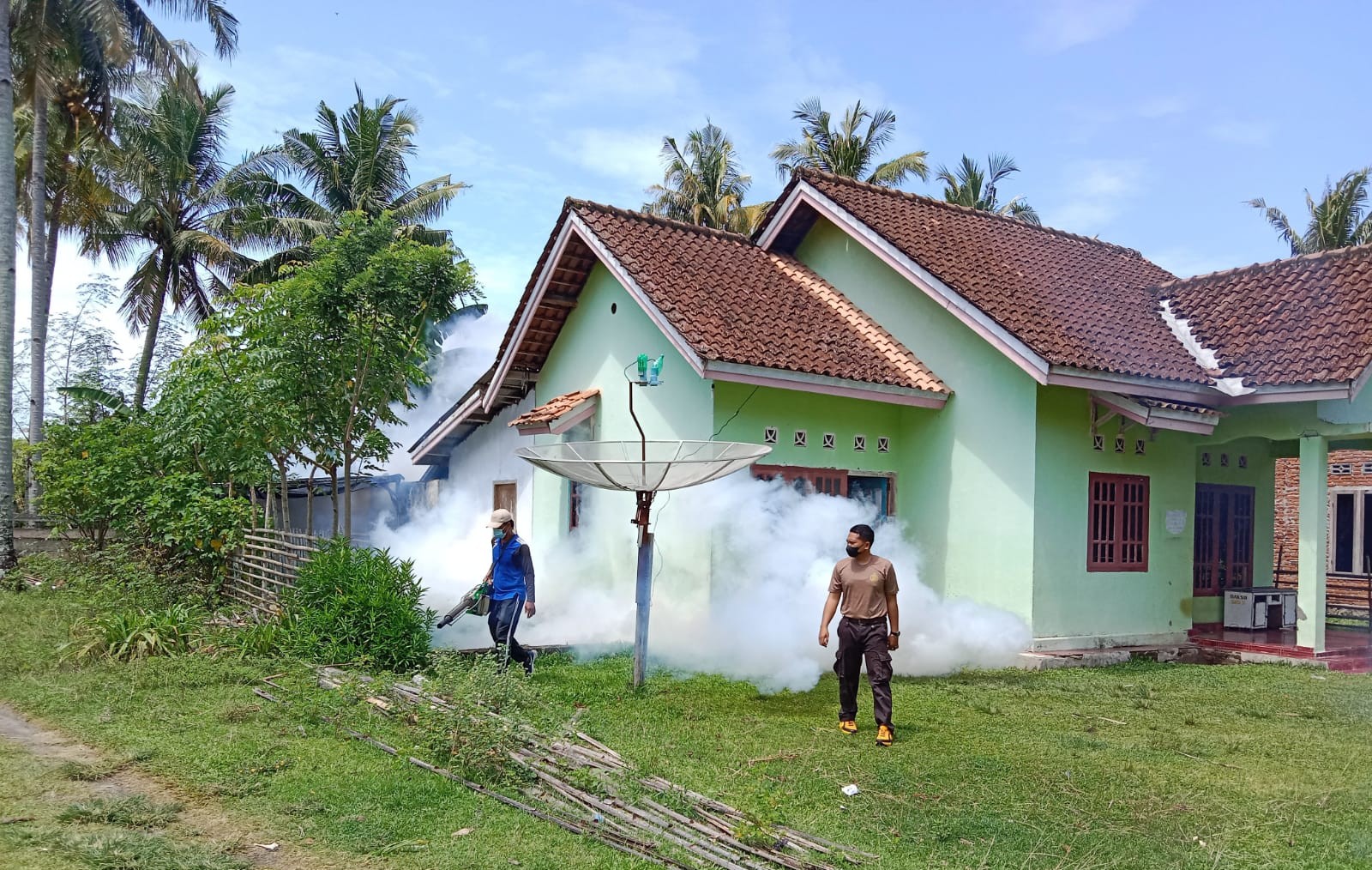 Pencegahan DBD, Pilar Desa Ajak Warga Gotong Royong Membersihkan Lingkungan