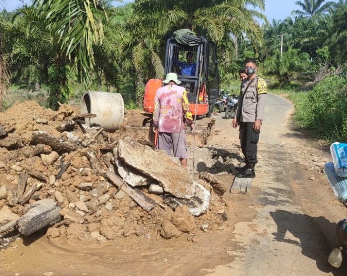 Bhabinkamtibmas Polsek Lubuk Pinang Ingatkan Warganya  Saat Melintas di Lokasi Perbaikan Jalan Amblas