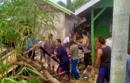 Bersama Warga, Bhabinkamtibmas Gotong Royong Membersihkan Lokasi Kebakaran Rumah