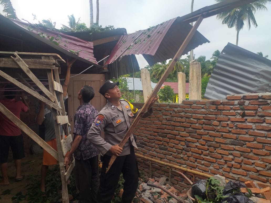 Bhabinkamtibmas Polres Kaur Polda Bengkulu, Bersama Warga Evakuasi Rumah Warga Tertimpa Pohon