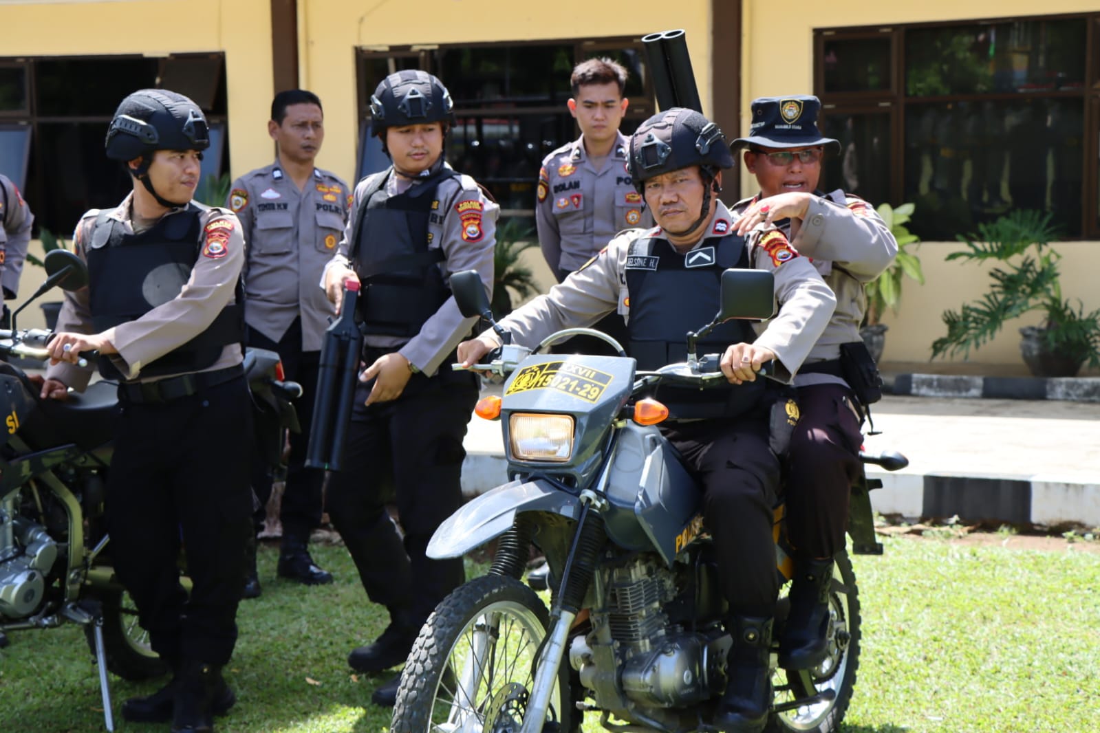 Tingkatkan Kemampuan, Personil Dalmas Polres Bengkulu Utara Latihan Gabungan