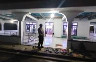 Beri Rasa Aman dan nyaman Polsek Giri Mulya lakukan Pengamanan ibadah sholat Tarawih di masjid Wilkum Polsek Giri Mulya
