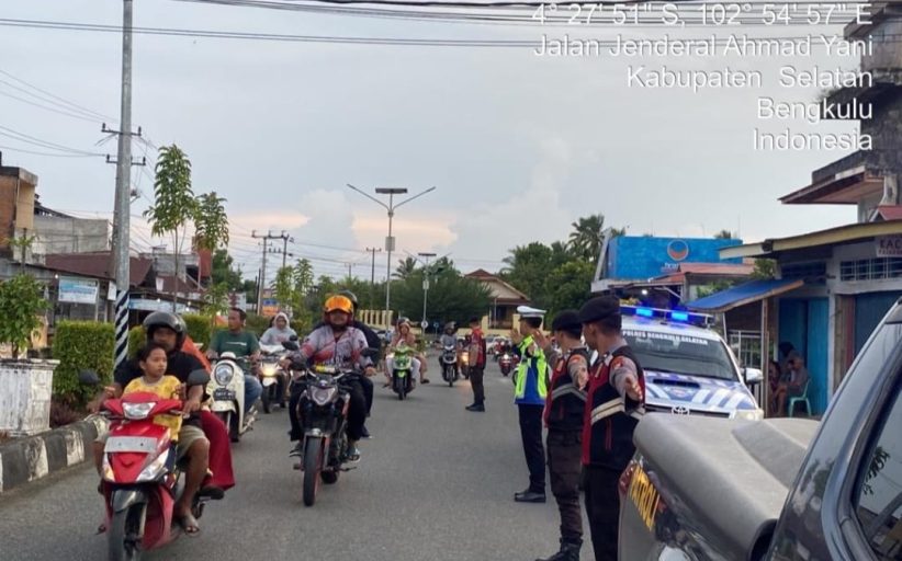 Berikan Pelayanan Ke Masyarakat, Polres BS Kerahkan Personil Lantas Dan Samapta Pengamanan Di Pasar Tumpah Ramadhan