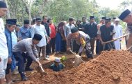 Penuh Empati Kapolsek Padang Jaya Dan Anggota Turun Ke Pemakaman Umum