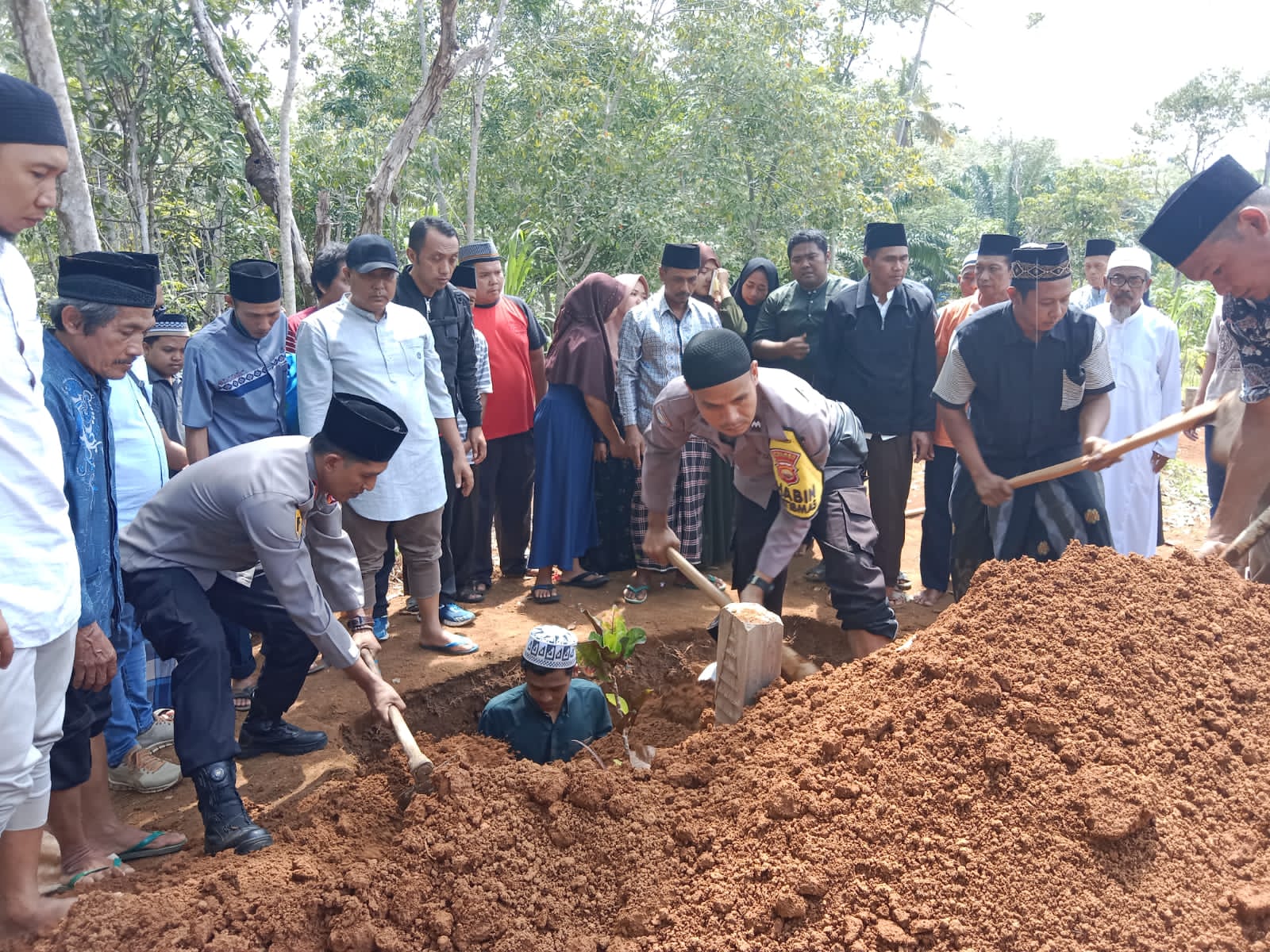 Penuh Empati Kapolsek Padang Jaya Dan Anggota Turun Ke Pemakaman Umum