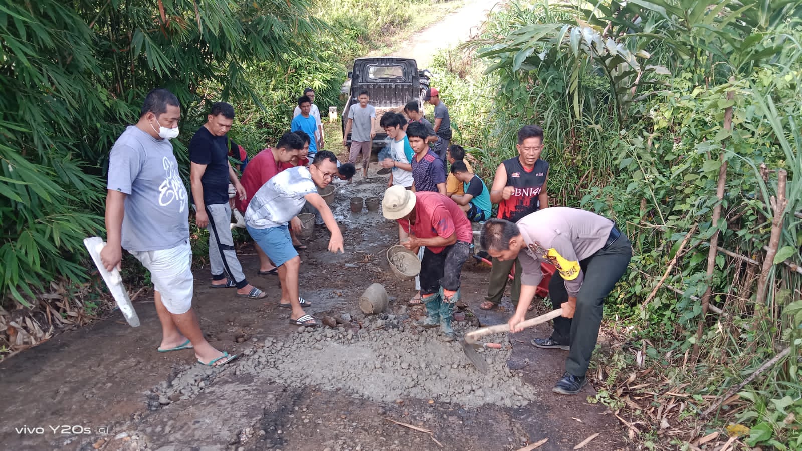 Bersama Warga, Bhabinkamtibmas Gotong Royong Perbaiki Jalan Alternatif