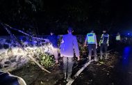 Usai Badai Dahsyat, Personel Polsek Taba Penanjung Bersama  Sat Lantas Polres Benteng, Bersihkan pohon Tumbang di jalan Lintas Bengkulu – Curup