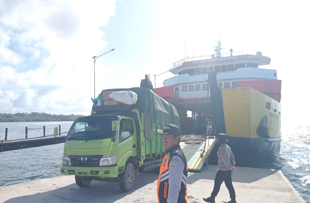 Pastikan Aktifitas Penumpang Berjalan Dengan Aman Dan Lancar, Personel Polsek Enggano Lakukan Pengamanan di Pelabuhan Laut