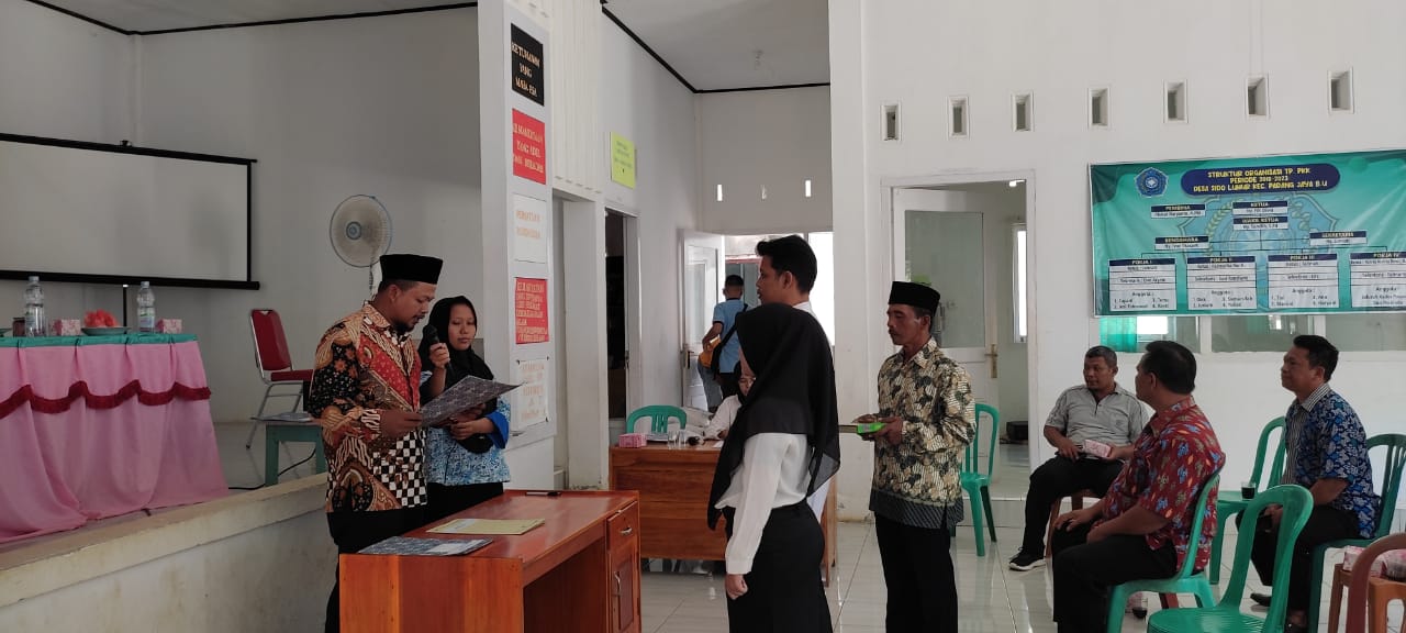 Aktif Kegiatan Desa, Bhabinkamtibmas Polsek Padang Jaya Hadiri Pelantikan Perangkat Desa