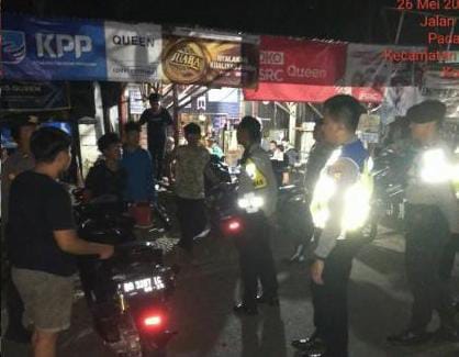 Patroli KRYD Sat Samapta Polresta Bengkulu, Tegur dan Bubarkan Pemuda Nongkrong di Pantai Panjang