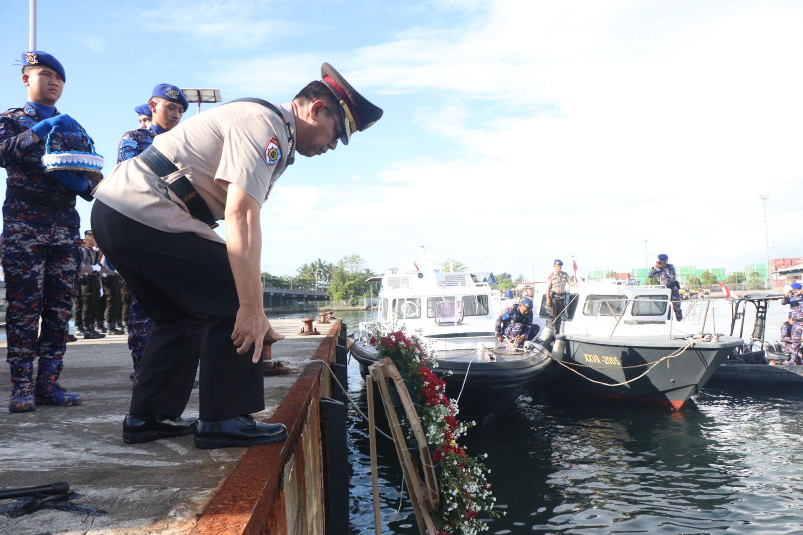 Peringati Hari Bhayangkara Ke-77, Irwasda Bengkulu Pimpin Tabur Bunga di Laut