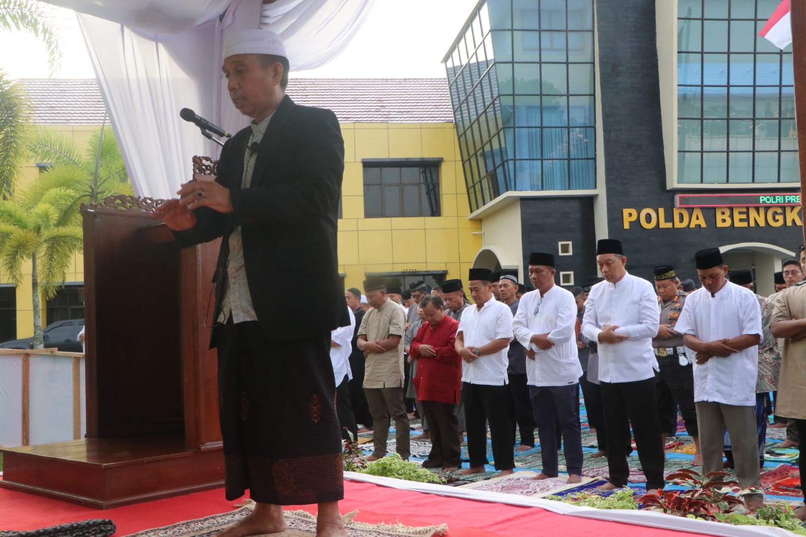 Kapolda Bengkulu Bersama PJU Laksanakan Sholat Idul Adha di halaman Mako Polda Bengkulu