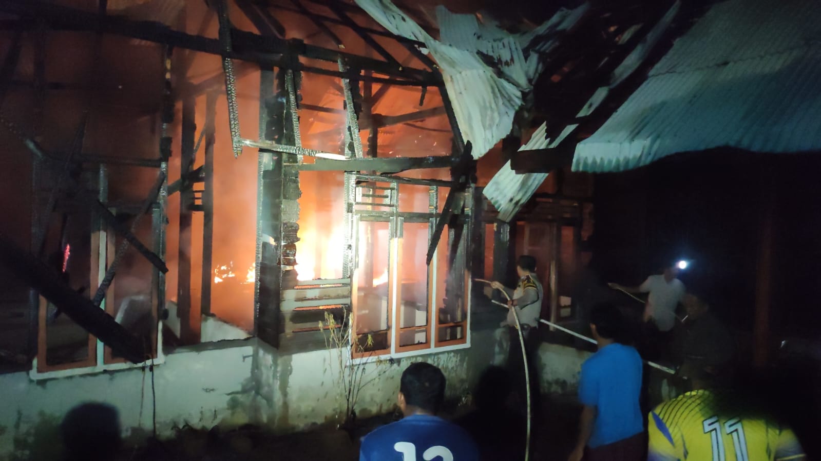 Quick Respon Polsek Giri Mulya Bantu Padamkan Kebakaran Rumah Masyarakat