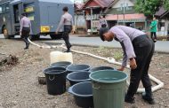Mobil Water Cannon Polres Kepahiang Distribusikan Bantuan Air Bersih Untuk Warga