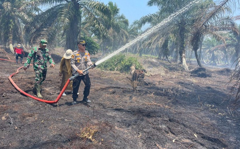 Polsek Mukomuko Utara Terjunkan Personil Padam Kebakaran Lahan