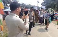 Polsek Padang Jaya Kawal Karnaval HUT Desa Arga Mulya Ke-40