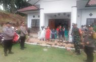 Sinergitas TNI – POLRI, melaksanakan pengamanan misa malam Natal di Gereja Santo Petrus Desa Giri Mulya