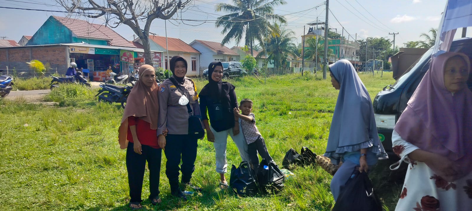 Bhabinkamtibmas Polsek Kampung Melayu Monitoring dan Pengamanan Pasar Murah