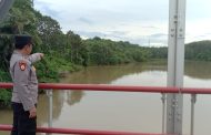 Antisipasi Banjir, Personil Polsek Ketahun Cek Debit Air Sungai