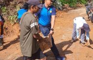 Kapolsek Giri Mulya pimpin gotong royong membersihkan sisa material longsor di Desa Rena Jaya