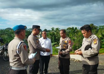 Kapolsek Batik Nau Lakukan Pemeriksaan Kelengkapan Administrasi Personel