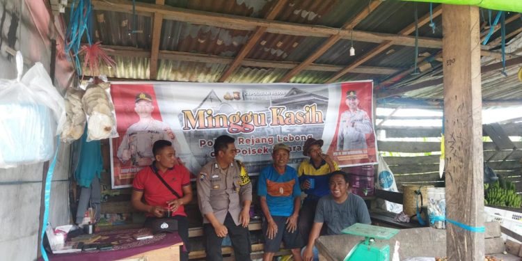 Lebih Dekat dengan Masyarakat, Bhabinkamtibmas Polsek Sindang Kelingi Laksanakan Minggu Kasih