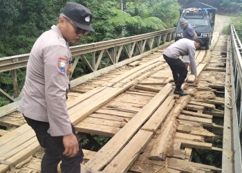 Rusak Parah, Personil Polsek Talo Perbaikan jalur Jembatan Penghubung Antar Desa