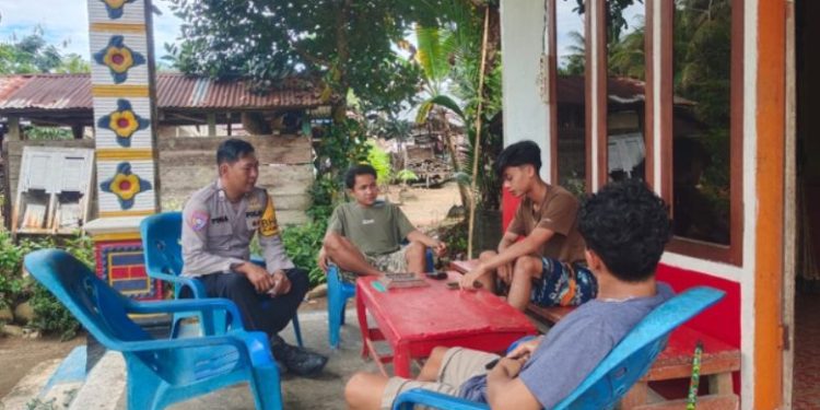 Ngobrol Santai, Bhabinkamtibmas Polsek V Koto Ajak Sukseskan Pilkada serentak 2024