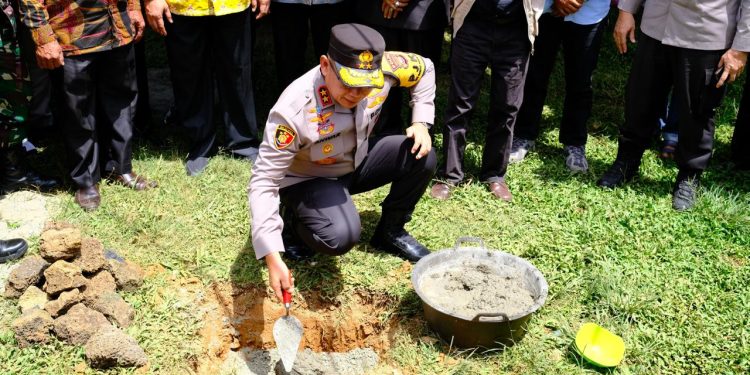 Program Bedah Rumah Ke 47 dan 48, Kapolda Bengkulu Pimpin Peletakan Batu Pertama