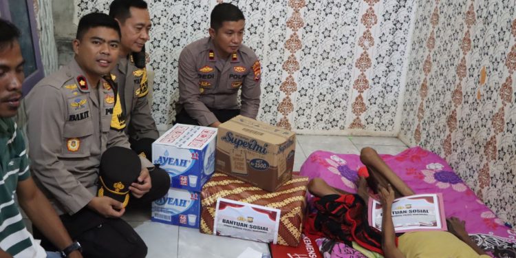 Berikan Sembako, Polres Mukomuko Bantu Warganya Sedang Sakit