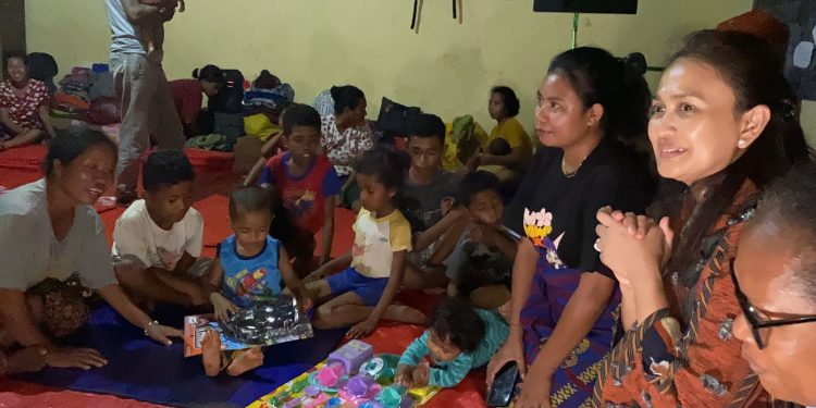 Ketum Bhayangkari Juliati Sigit Prabowo Hibur Pengungsi Korban Erupsi Gunung Lewotobi