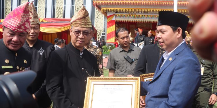 Berperan aktif Dalam Pengawasan Dan Pencegahan Pungli, Irwasda Polda Bengkulu Bersama Dir Reskrimsus Terima Penghargaan Gubernur Bengkulu