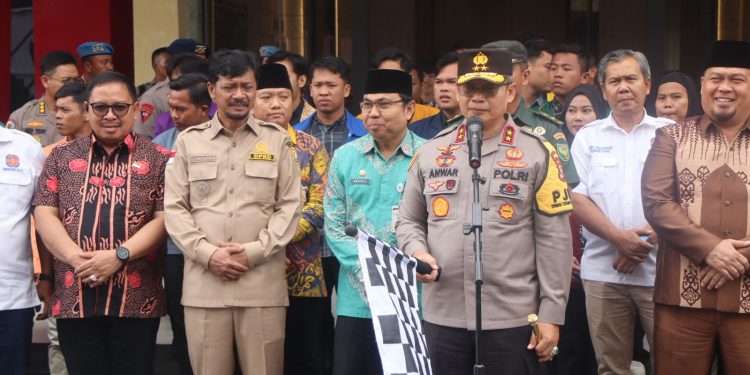 Polda Bengkulu Bersama Mahasiswa dan Organisasi Kemasyarakatan Pemuda Membagikan 1.400 Paket Sembako