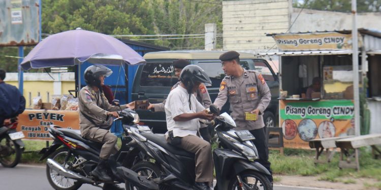 Sambut Ramadan 1446 H, Dit Pamobvit Polda Bengkulu Bagikan Takjil Ke Masyarakat
