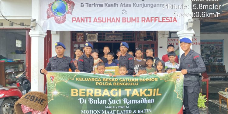 Selama Ramadhan 1446 H, Sat Brimob Polda Bengkulu Bagikan Takjil ke Pantai Asuhan