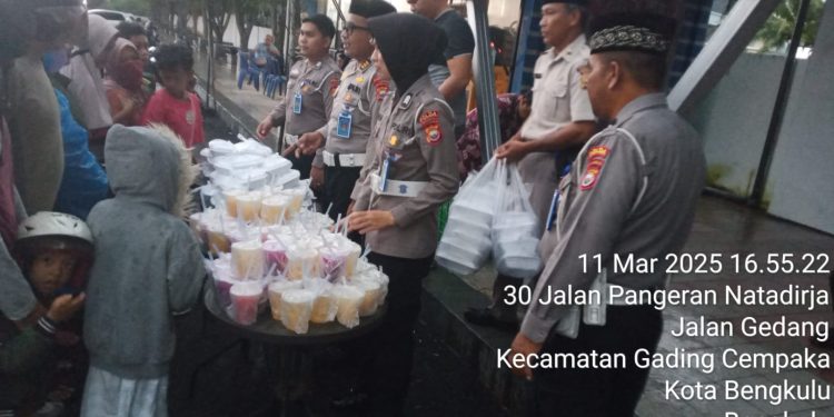 Sambut Ramadhan, Ditlantas Polda Bengkulu Bagikan Ratusan Takjil