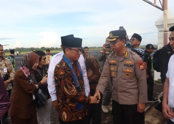 Irwasda Polda Bengkulu Sambut Kedatangan Menteri Desa di Bandara Fatmawati Soekarno