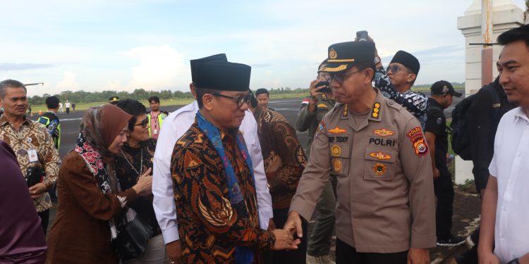 Irwasda Polda Bengkulu Sambut Kedatangan Menteri Desa di Bandara Fatmawati Soekarno