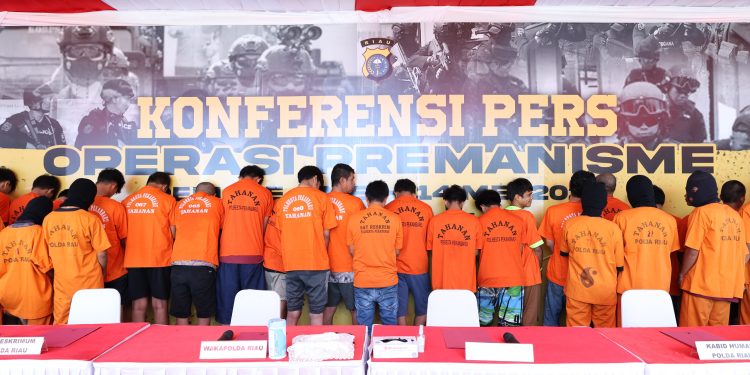 POLDA RIAU KONFERENSI PERS PENGUNGKAPAN KASUS PREMANISME/KEJAHATAN JALANAN HASIL OPERASI PEKAT LANCANG KUNING 2025