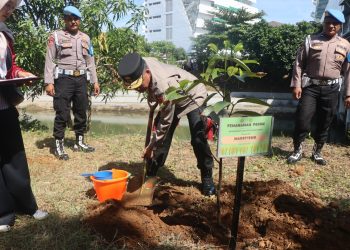 Kapolda Bengkulu Hadiri Kunjungan Menteri Kehutanan RI dan Ikut Tanam Pohon di UMB