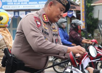 Sambut HUT RI ke-80, Brimob Polda Bengkulu Bagikan 2.000 Bendera Merah Putih ke Masyarakat