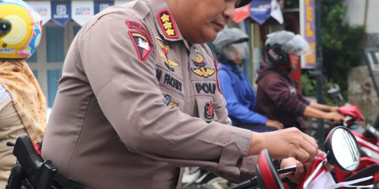 Sambut HUT RI ke-80, Brimob Polda Bengkulu Bagikan 2.000 Bendera Merah Putih ke Masyarakat