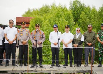 Tanam Mangrove di Kalbar, Kapolri: Jaga Lingkungan untuk Masa Depan Anak-Cucu Kita