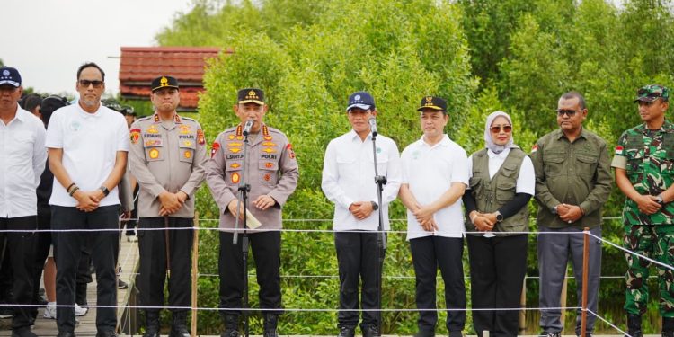 Tanam Mangrove di Kalbar, Kapolri: Jaga Lingkungan untuk Masa Depan Anak-Cucu Kita