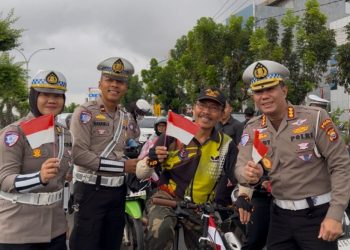 Ditlantas Polda Bengkulu Tebar Semangat Nasionalisme Lewat Pembagian Bendera Merah-putih