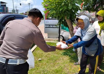 Peduli Sesama, Ditlantas Polda Bengkulu Salurkan Makanan Siap Santap ke Masyarakat