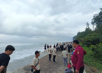 Personel Ditpamobvit Polda Bengkulu Gelar Patroli Wisata Pantai Panjang, Imbau Wisatawan Tidak Berenang