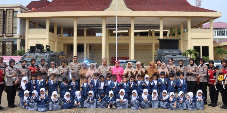 Ceria dan Edukatif, Kapolda Bengkulu Ajak Siswa TK Khairunnisa Belajar Mengenal Polisi