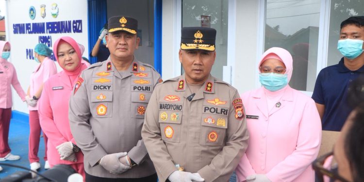 Kapolda Bengkulu Tinjau Dapur SPPG dan Bagikan Makan Bergizi Gratis untuk Siswa SDN 75